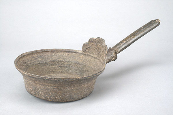 辽代云头形护手熨斗(图1)