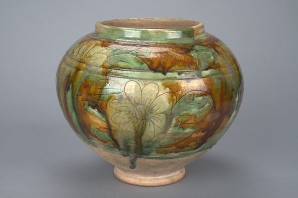 辽代三彩划花卉罐(图1)