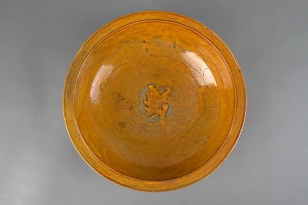 辽代黄釉刻牡丹花盆(图1)