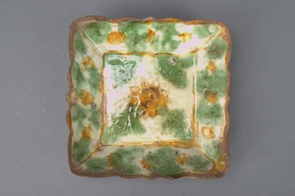 辽代花式口三彩方碟(图1)