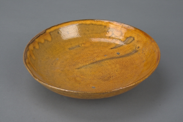 辽代黄釉瓷盘(图1)