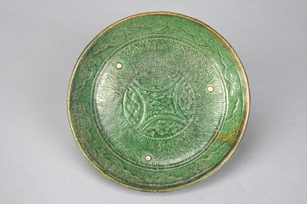 辽代墨绿釉朵云花卉盘(图1)