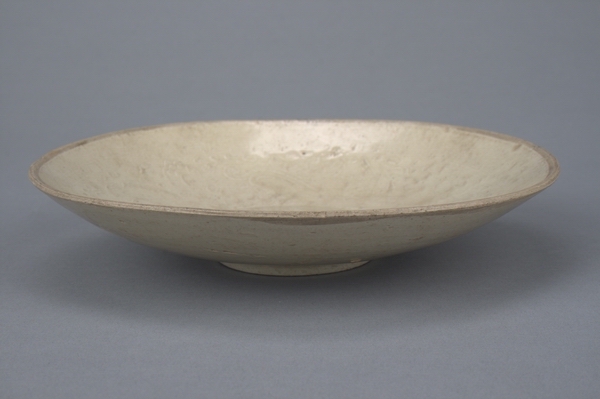 金代白釉印花双鱼纹盘(图1)