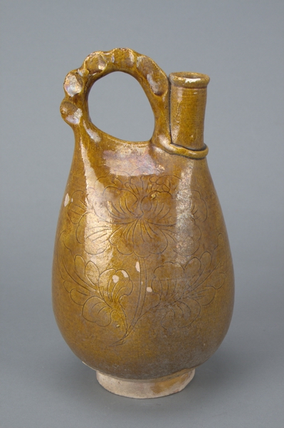 辽代黄釉划牡丹花鸡冠壶(图1)