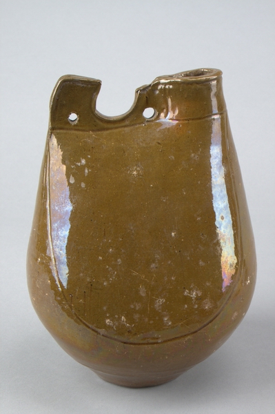 辽代酱青釉鸡冠壶(图1)