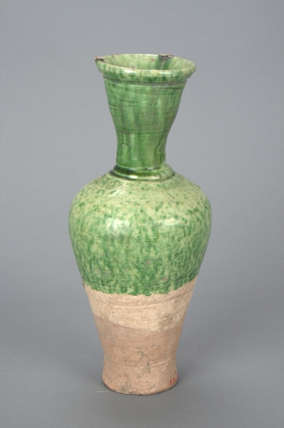 辽代绿釉长颈瓶(图1)