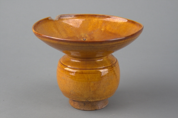 辽代黄釉唾盂(图1)